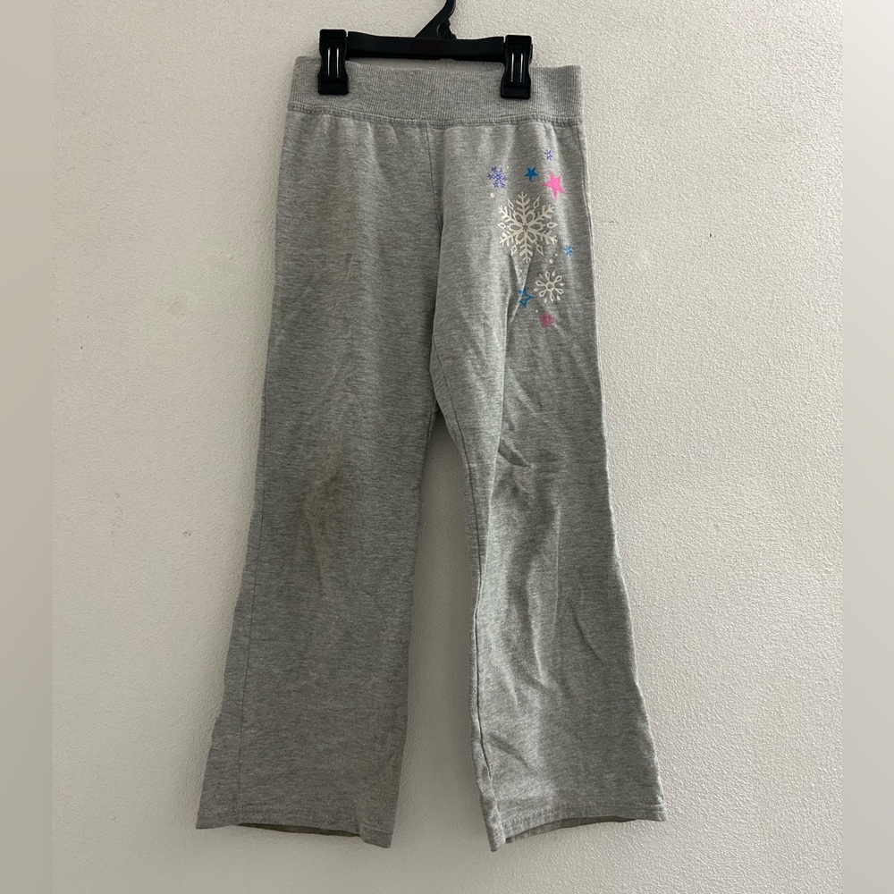 Hanes Gray Sweatpants with snowflake design. Loose fit style Girls size 6
